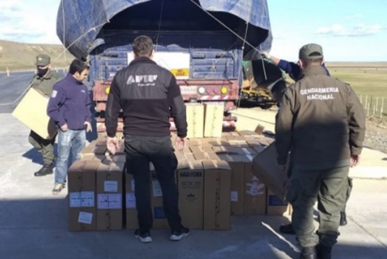 Gendarmería con los cigarrillos decomisados. 