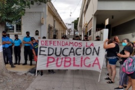 Empleados docentes y estatales realizaron protesta ante Nicolás Trotta