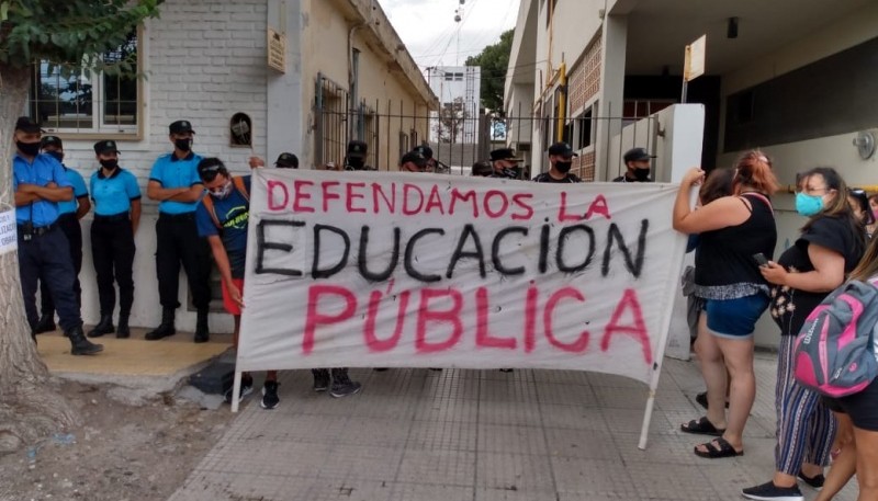 Empleados docentes y estatales realizaron protesta ante Nicolás Trotta