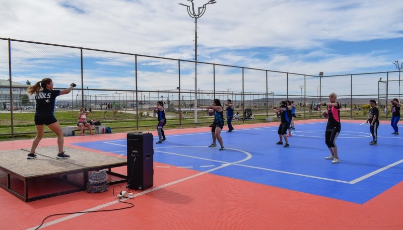 Con sol a pleno se desarrolló una jornada más de la propuesta “Deportes en la Ría” 