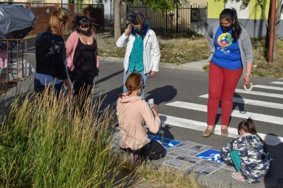 Padres y docentes de ITEA pintaron pictogramas sobre sendas peatonales