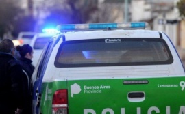 Una mujer fue asesinada a puñaladas frente a sus hijos: buscan a su ex pareja