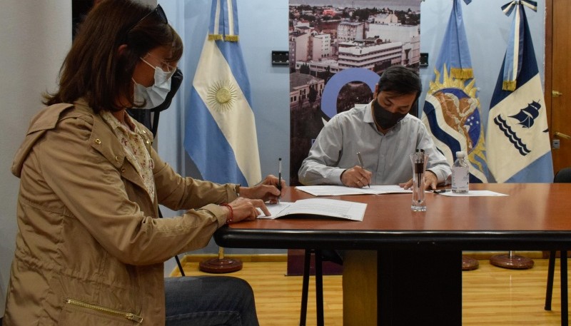 Municipio de Río Gallegos firmó acta acuerdo con librerías por canasta escolar