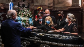Concluyó el velatorio de Carlos Menem y sus restos son trasladados al cementerio
