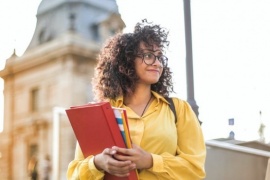 Reino Unido ofrece becas para mujeres de Argentina