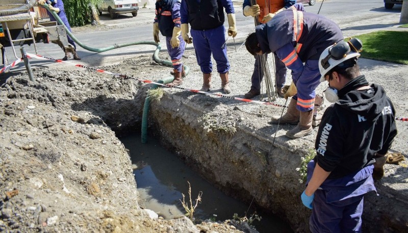 Municipio de Río Gallegos asiste a Servicios Públicos por rotura de un caño