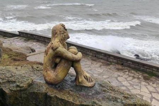 Sorpresa en Mar del Plata por una escultura anónima que apareció frente a la costa