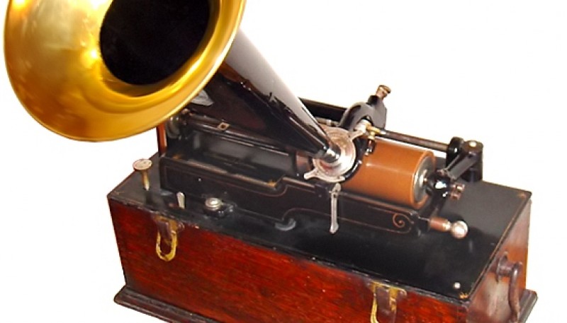 Thomas Alva Edison desarrolló un aparato capaz de grabar y reproducir el sonido: el fonógrafo