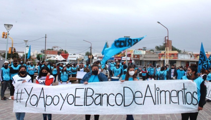 Barrios de Pie - Libres del Sur marchó en Caleta Olivia ante los aumentos en los alimentos de la canasta básica 