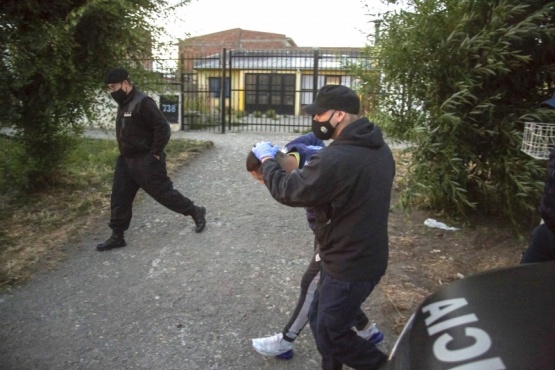 Momento en que el sospechoso es trasladado a la Comisaría. (Foto: C.G.)