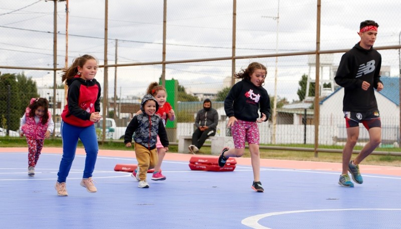Niños y niñas también tienen su hora de “Deportes en la ría” de Río Gallegos 