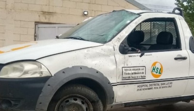 La camioneta terminó con importantes daños materiales.  (Foto: Multimedio El Socavón)