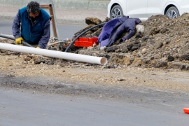 Siguen armando el sistema de riego de la avenida San Martín