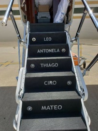 Cómo es el excéntrico avión de Lionel Messi en el que Alberto Fernández viajó