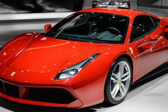 Tiene una Ferrari y paga casi un millón y medio de patente