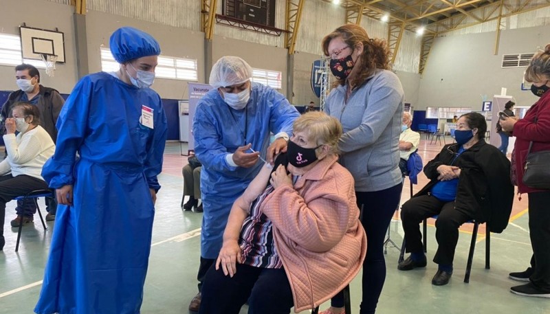 Isabel Muñoz, la primera vacunada del grupo entre los 80 y 89 años.