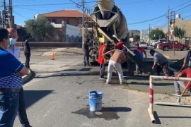 Operativo de bacheo en las calles de Caleta Olivia