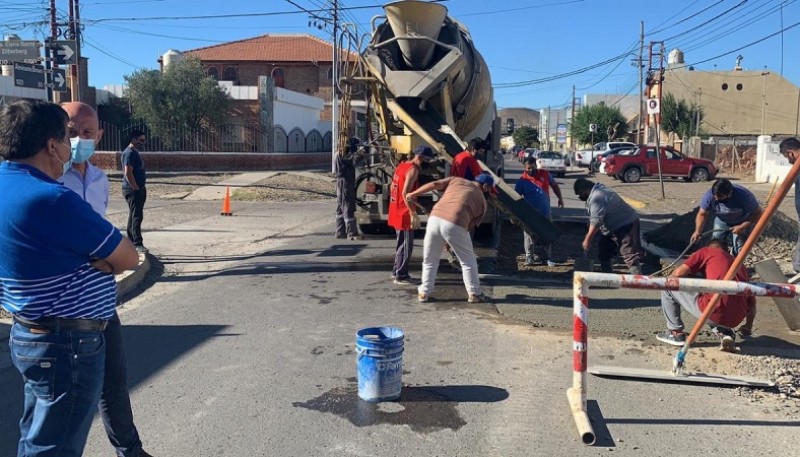 Operativo de bacheo en las calles de Caleta Olivia