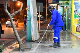 Trelew | Buena repercusión en los comerciantes por el nuevo sistema de barrido de calles y limpieza de veredas