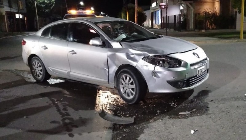 El Fluence terminó con daños en la parte lateral derecha.