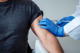 Es falso que la vacuna contra el coronavirus “te puede dejar estéril”
