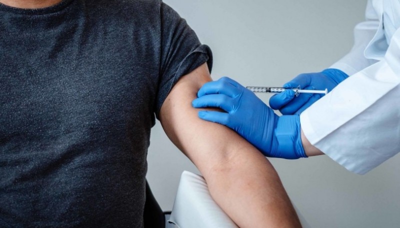 Es falso que la vacuna contra el coronavirus “te puede dejar estéril”