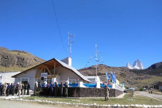 Frederic junto a De la Torre en la inauguración del destacamento de Prefectura en El Chaltén. (foto gentileza para TS de Luis Soto Jr)