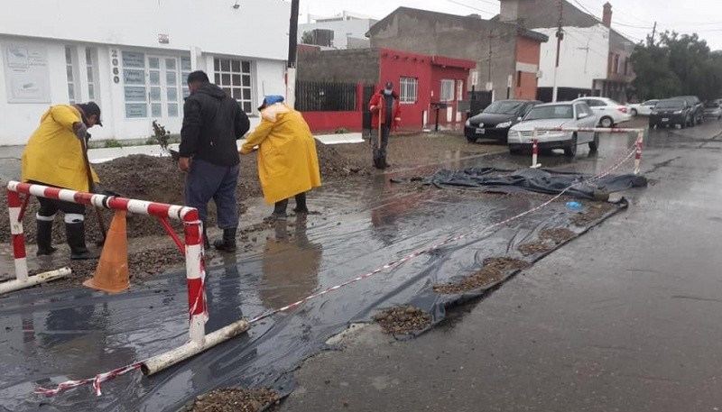 El Municipio de Caleta Olivia junto a Protección Civil intervienen en sectores afectados por las constantes lluvias