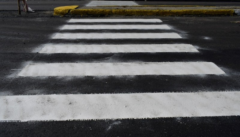 Avenida San Martín: comenzaron trabajos de pintura de sendas peatonales en Río Gallegos 