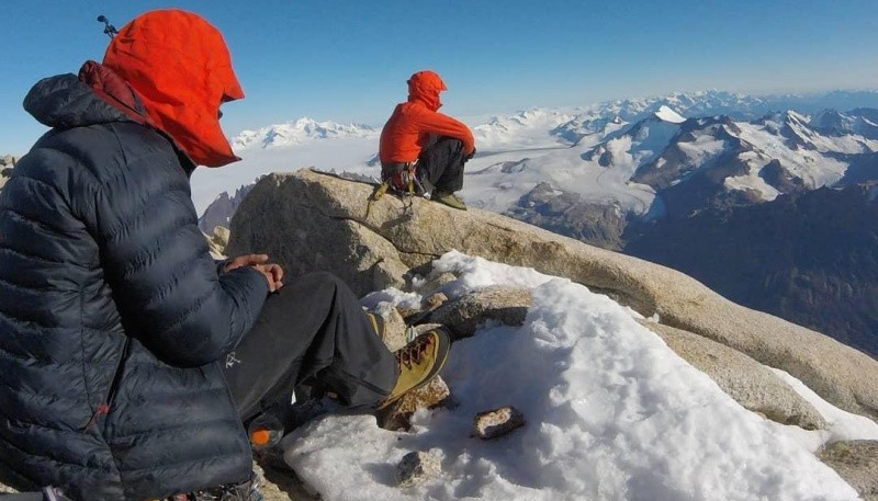 Hermanos en la cima.