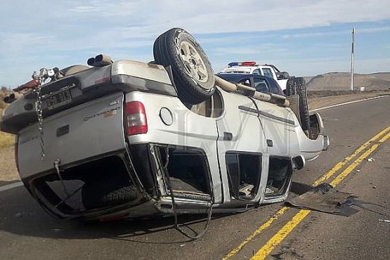 El vehiculo volcado en la ruta 3. 