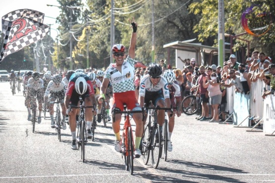 El ganador levanta el brazo en Mendoza. 
