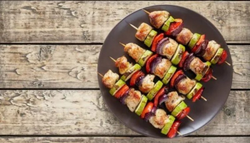 Cómo hacer brochettes de pollo y verdura