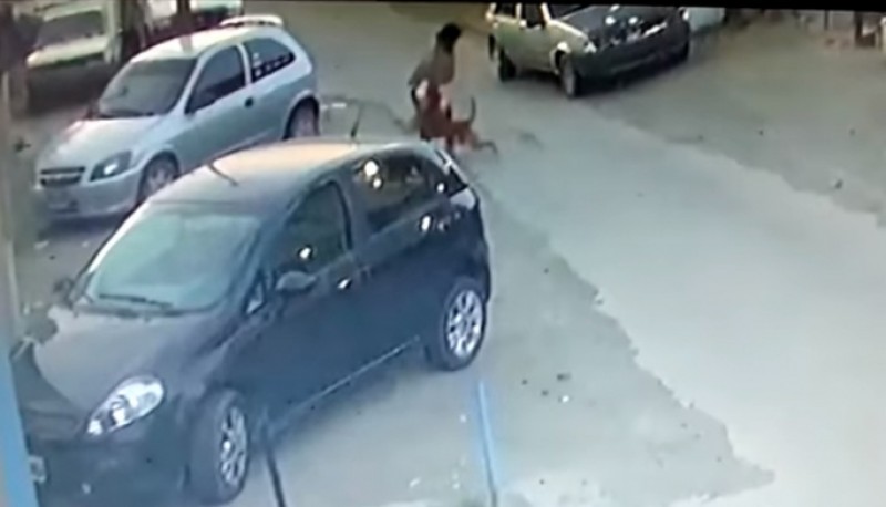 Imagen del video cuando la mujer es atacada. 