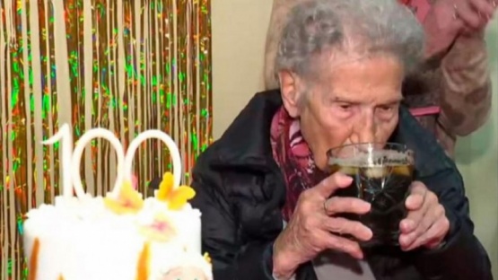 La abuela de 100 años que se vacunó y festejó tomando fernet