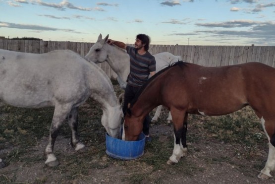 Recorre el país a caballo. Llegó a Río Gallegos y el viernes parte a Ushuaia. 