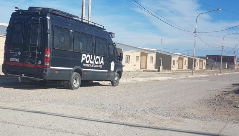 Unidades policiales de Infantería vigilan el barrio 32 Viviendas.