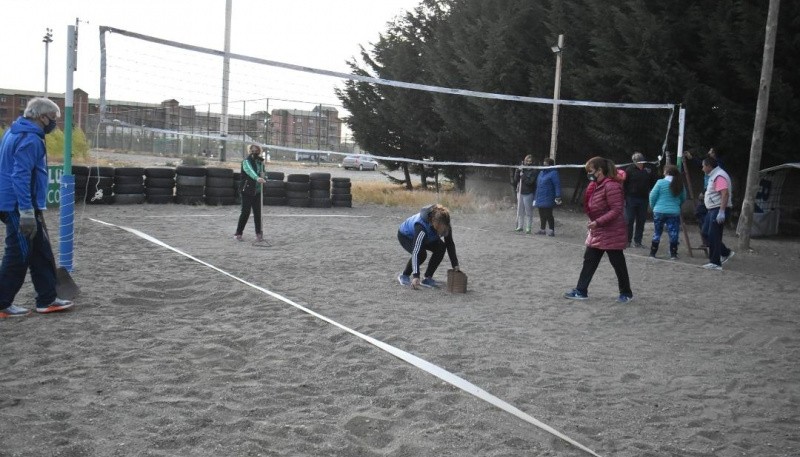 Acondicionando una de las canchas antes de que empezara la acción.