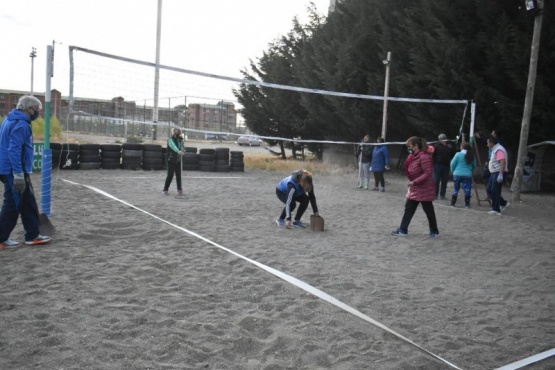 Acondicionando una de las canchas antes de que empezara la acción.