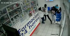 Golpeó brutalmente a un doctor por revisar a su pareja por un dolor en el seno