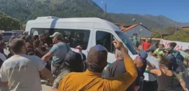 Atacaron la camioneta de Alberto Fernández al llegar a Lago Puelo