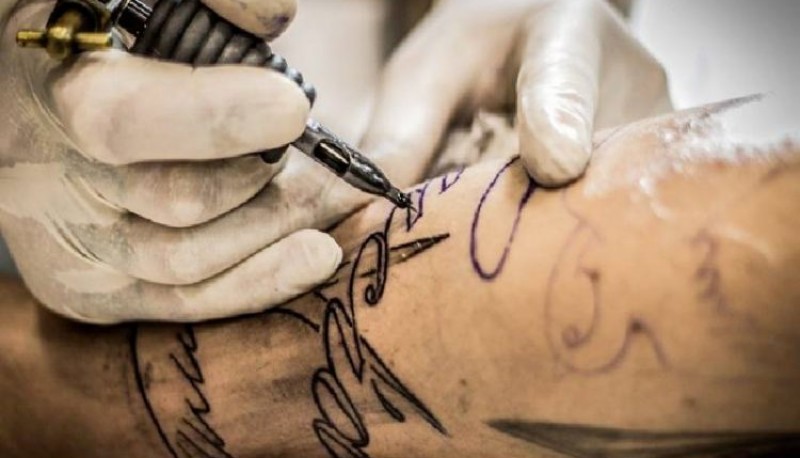 Se contagió una bacteria carnívora a través de su tatuaje y murió