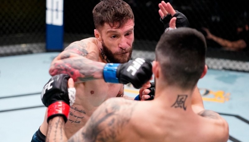 Un luchador argentino debutó en la UFC y recibió una paliza