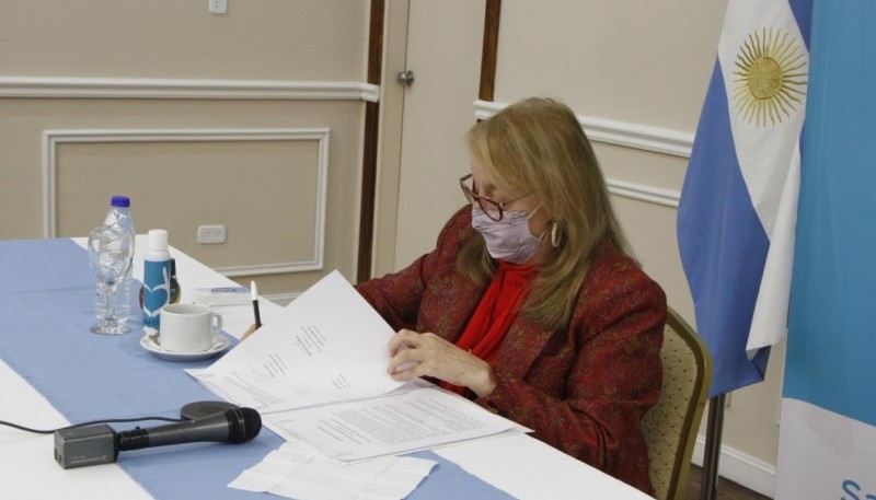 Alicia Kirchner en la firma del convenio con YPF. 