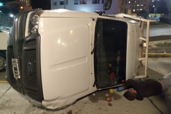 La camioneta Ranger volcada sobre la vía pública. 