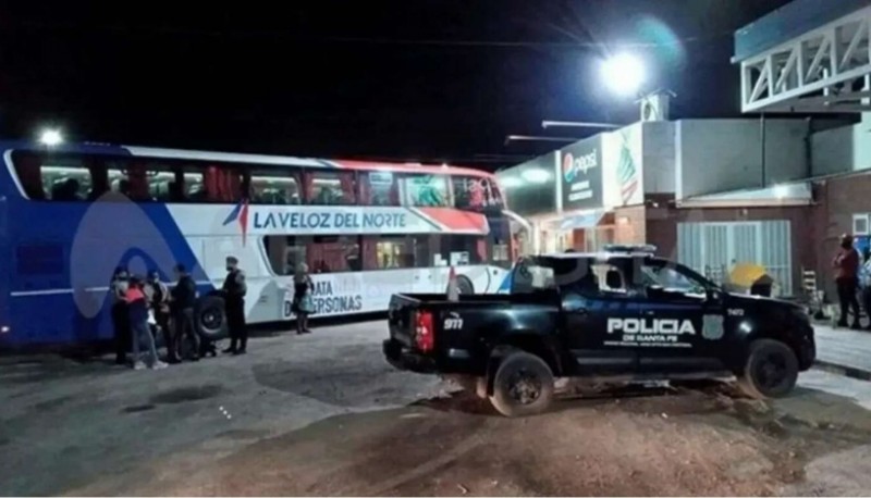 Un hombre manipuló a una chica de 14 años a través de un videojuego y quiso llevársela en micro a Bolivia 