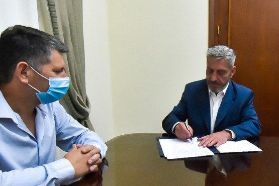 Mariano Arcioni firma los convenios. 