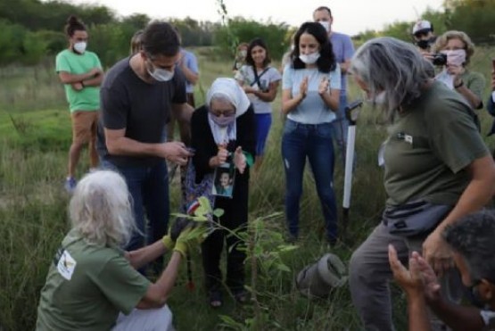 Nora Cortiñas plantó en Pilar.