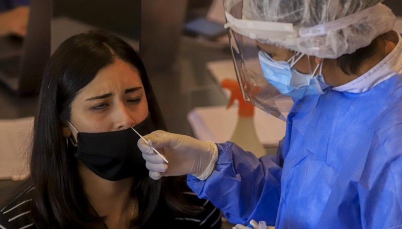 Hisopados a pacientes. 