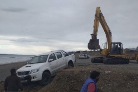 Una camioneta quedó sumergida en la costanera de Río Gallegos